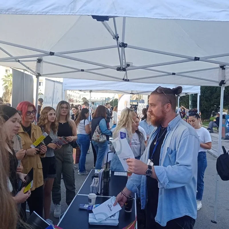 Συζήτηση και διανομή ενημερωτικού υλικού σε υπαίθρια δράση ψυχικής υγείας.