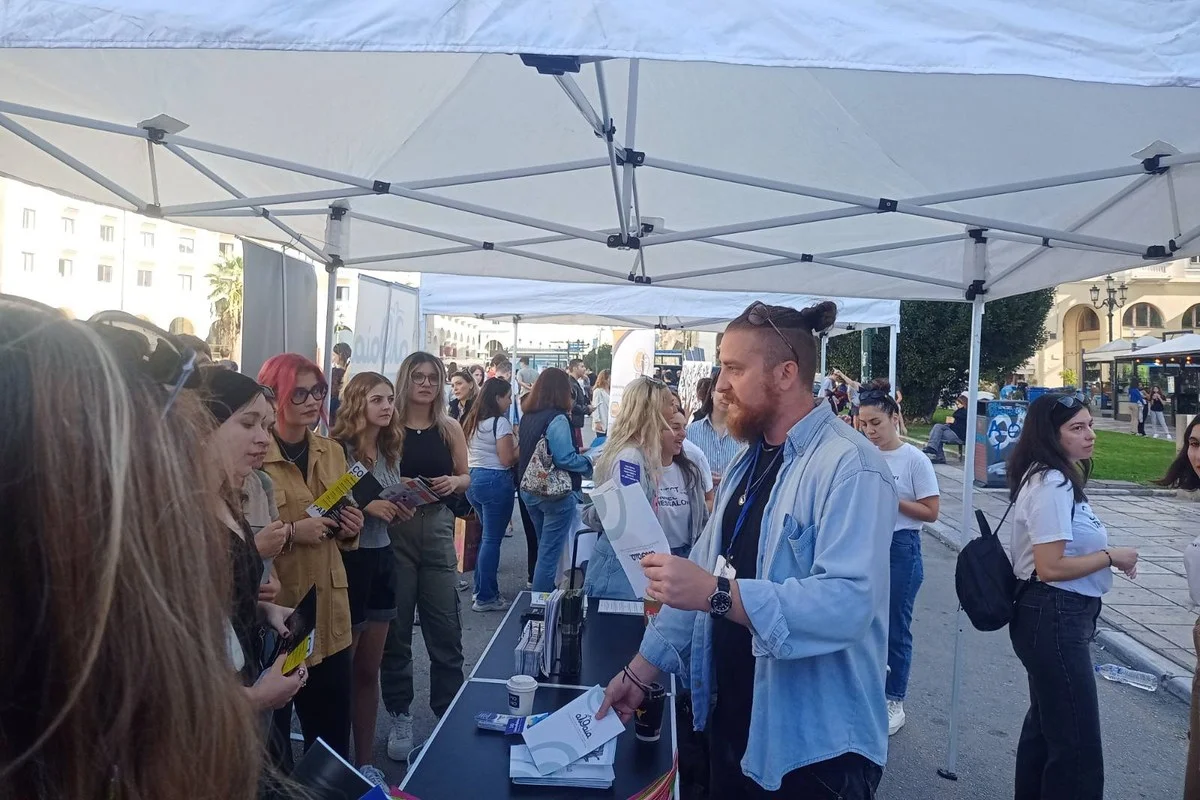 Συζήτηση και διανομή ενημερωτικού υλικού σε υπαίθρια δράση ψυχικής υγείας.